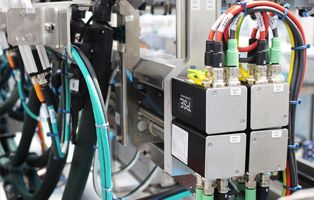 Regolazione automatica del modulo di applicazione della colla per l’incollaggio delle scatole: Qui è importante assicurare che la colla venga applicata in modo preciso nel punto giusto.